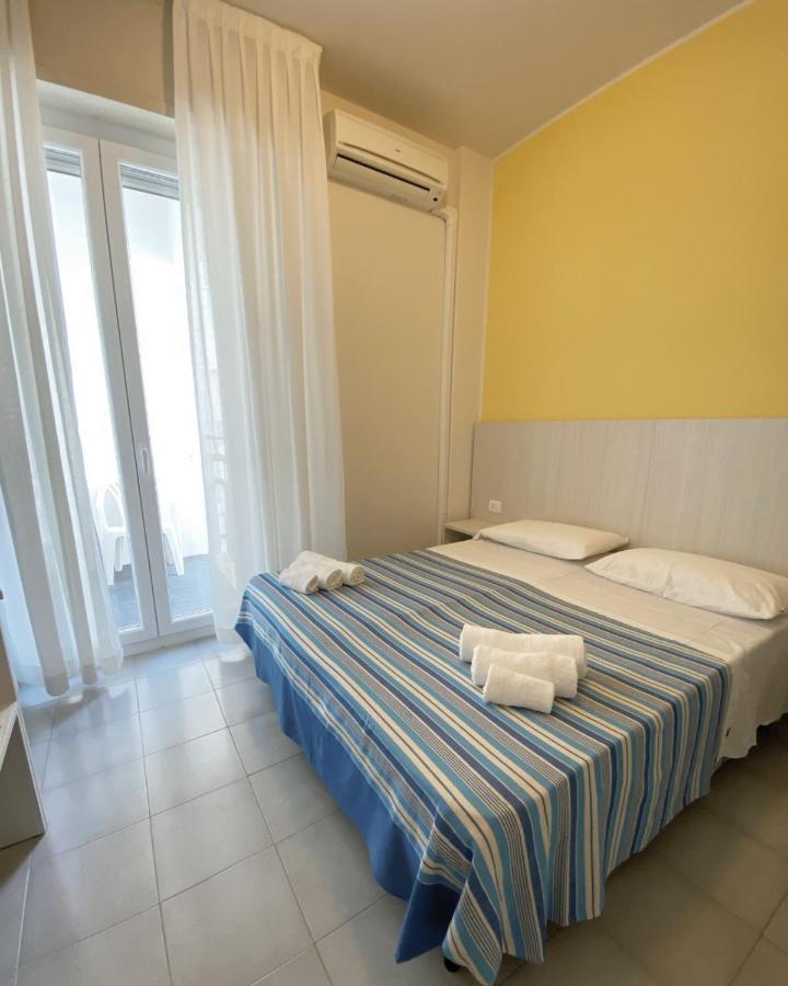 Hotel Flying Пезаро Екстер'єр фото