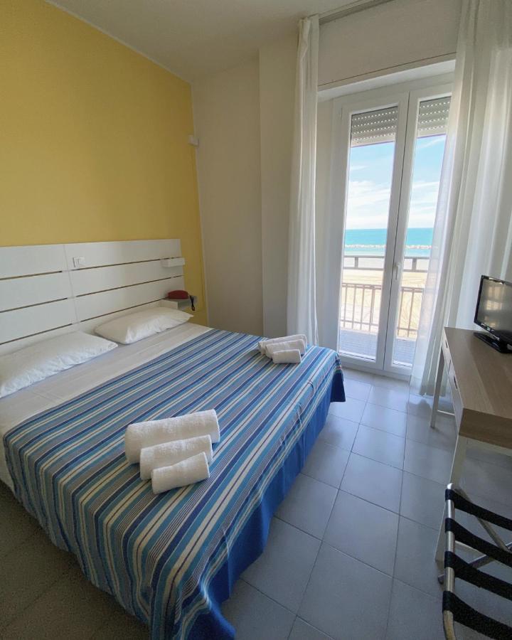 Hotel Flying Пезаро Екстер'єр фото