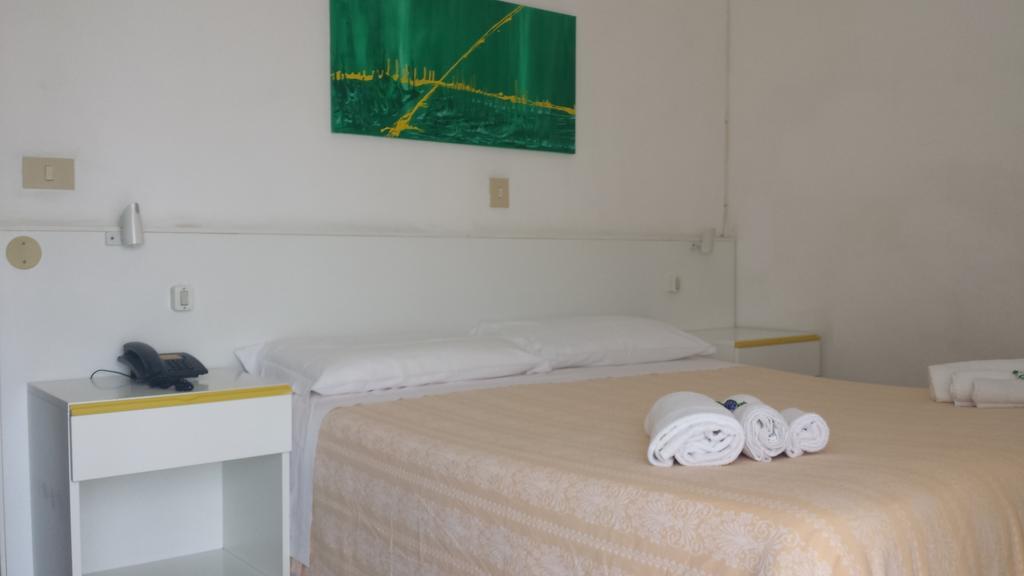 Hotel Flying Пезаро Екстер'єр фото